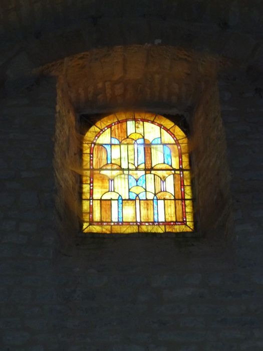 Côté sud. Vitraux (installés en 2000) par l'entreprise de vitraux d’art Weinling de Saint-Apollinaire (Côte d-Or).