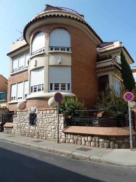 Maison située à l'angle de la rue Pascal-Marie-Agasse, construite par Alfred Joffre et Férid Muchir en 1934.