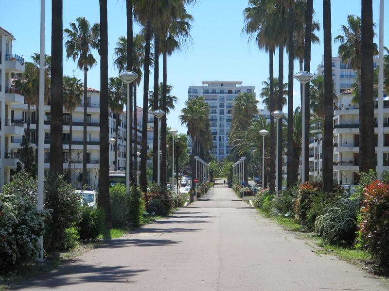 Une rambla de cet ensemble urbain construit par Pierre Ferrand à partir de 1962.