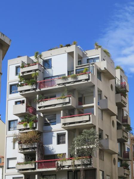 Immeuble construit par Dimitri Avgoustinos et Pierre Raoux en 1980, dans le quartier des Remparts Nord.