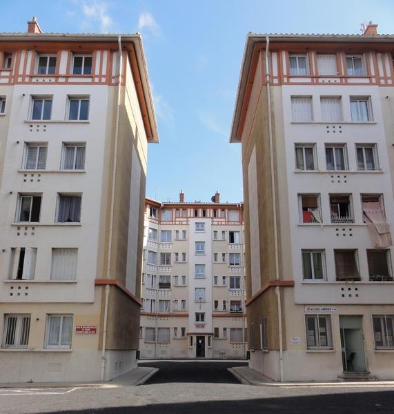 Immeuble des HBM Saint-Jacques, construit par Henri Martin en 1932, dans le secteur urbain de la place Cassanyes-Anatole France.