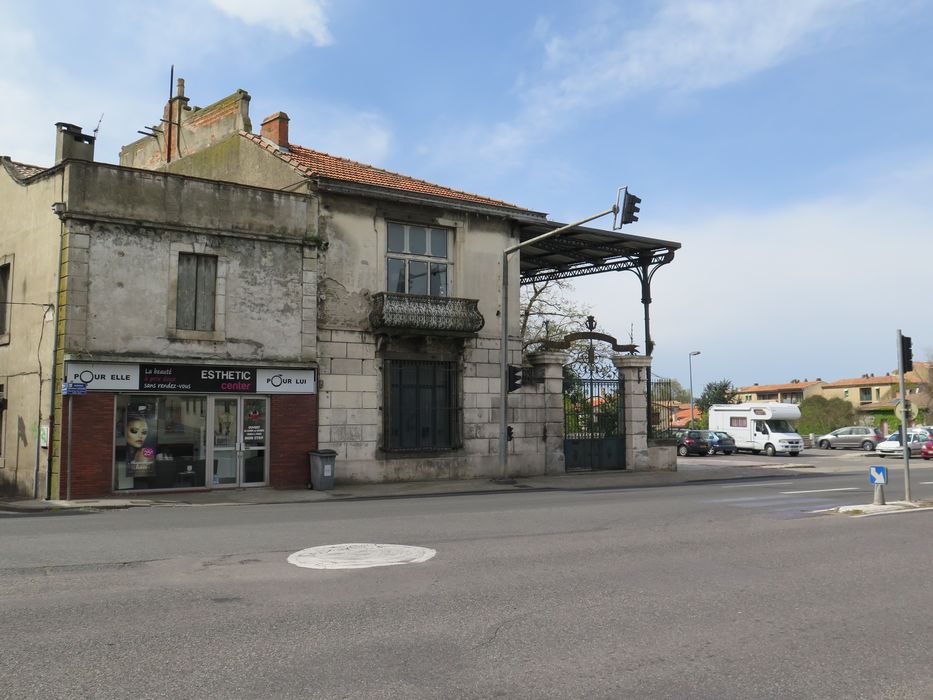 Entrée de l'ancien palais de la Micheline et de la distillerie Michel Sabatier sur l'ancienne route de Narbonne.