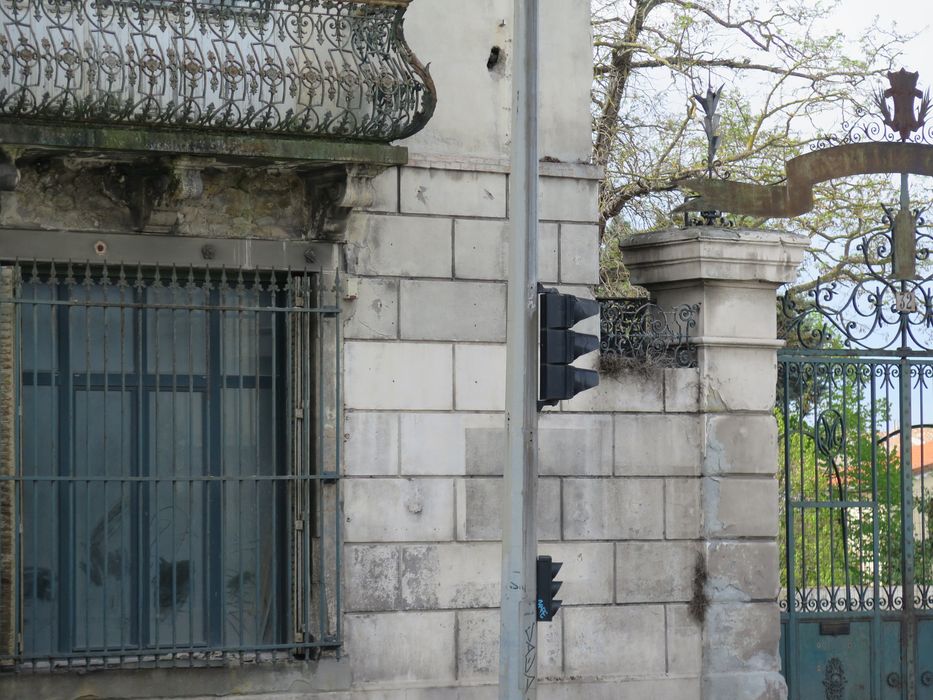 Entrée de l'ancien palais de la Micheline. Détail du portail.