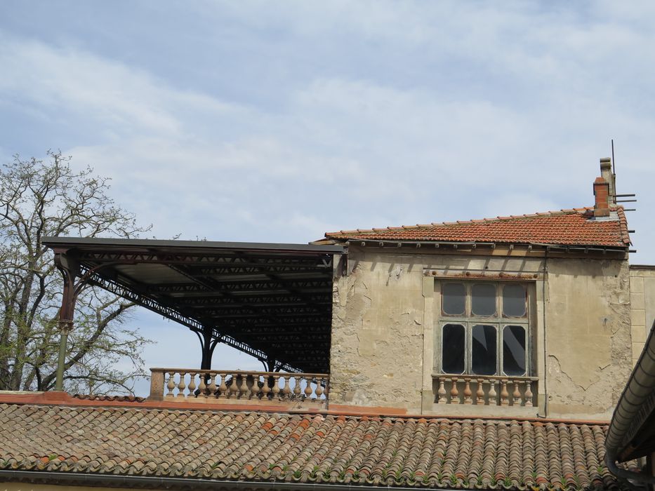 Façade sud. A l'étage, la galerie et la pièce de réception éclairée par une large fenêtre donnant sur la Cité de Carcassonne.