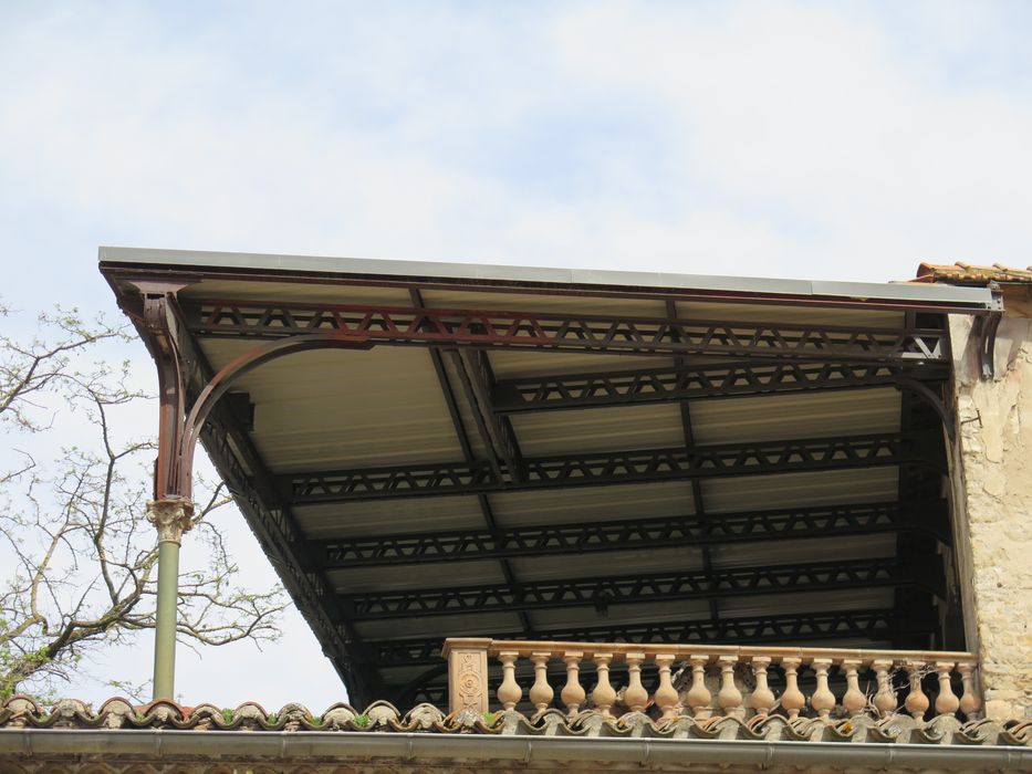 Façade sud. Couverture de la marquise, installée en 1901, protégeant la terrasse, lieu de concert de l'Harmonie.