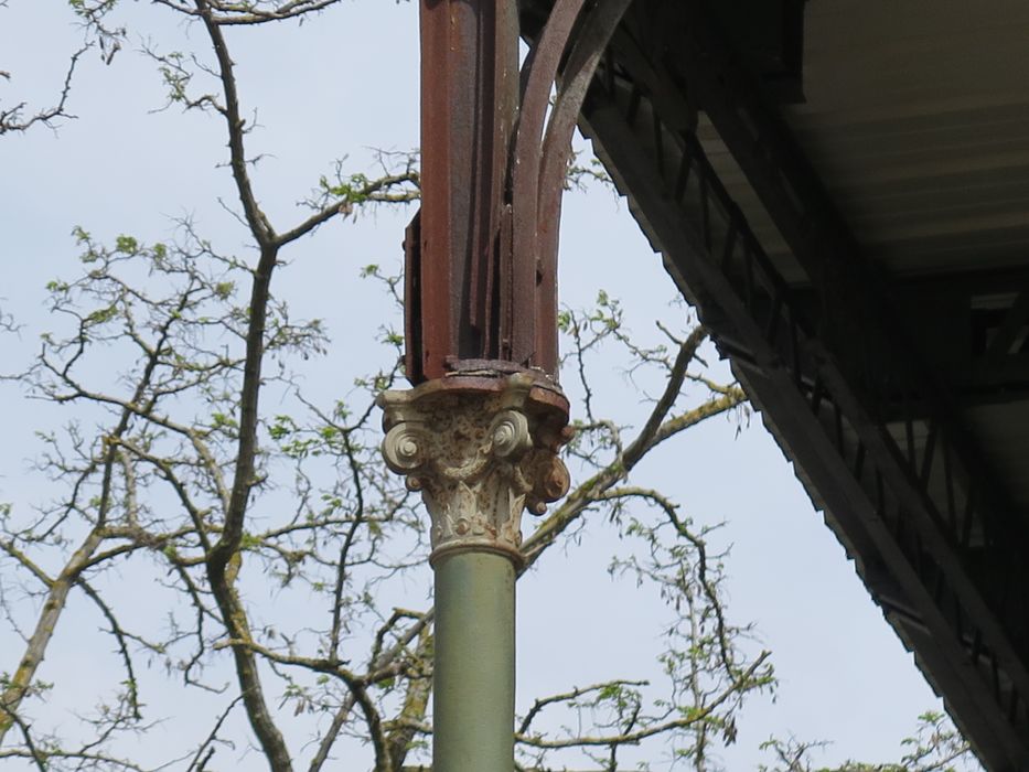 Détail des piliers de la marquise métallique de la terrasse.