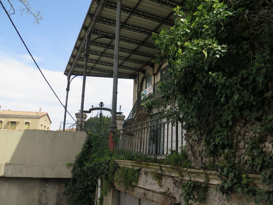 Façade principale. Terrasse orientée vers l'ouest.