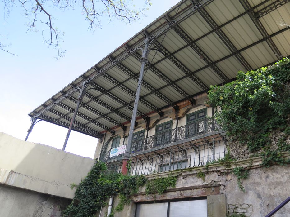 Façade principale. Terrasse orientée vers l'ouest.