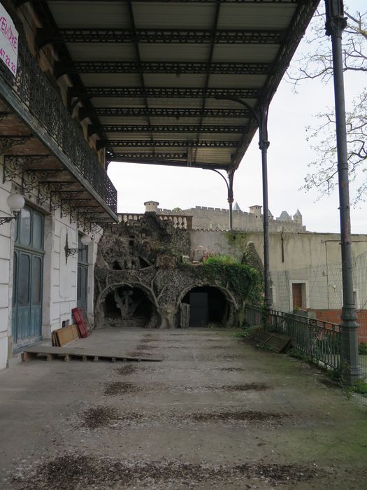 Terrasse. Contre le mur sud s’appuie une grotte en rocaille.