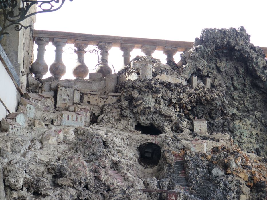 La partie supérieure de la grotte est animée de petites architectures en terre cuite. Il y avait d’après les photos anciennes des statues qui sommaient la composition.