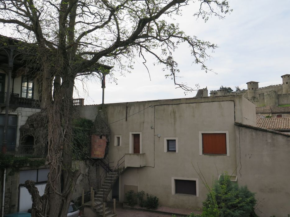 L’accès à la terrasse depuis le jardin de la distillerie se faisait par une petite tour en rocaille, fort endommagée (état 2016).