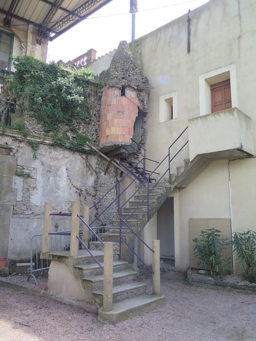 Accès à la terrasse depuis la distillerie par une petite tour recouverte de rocaille.