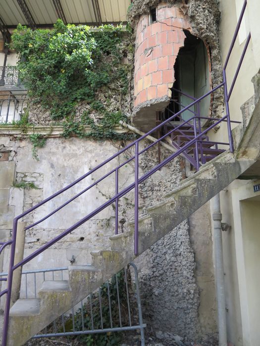 Accès à la terrasse depuis la distillerie par une petite tour recouverte de rocaille.