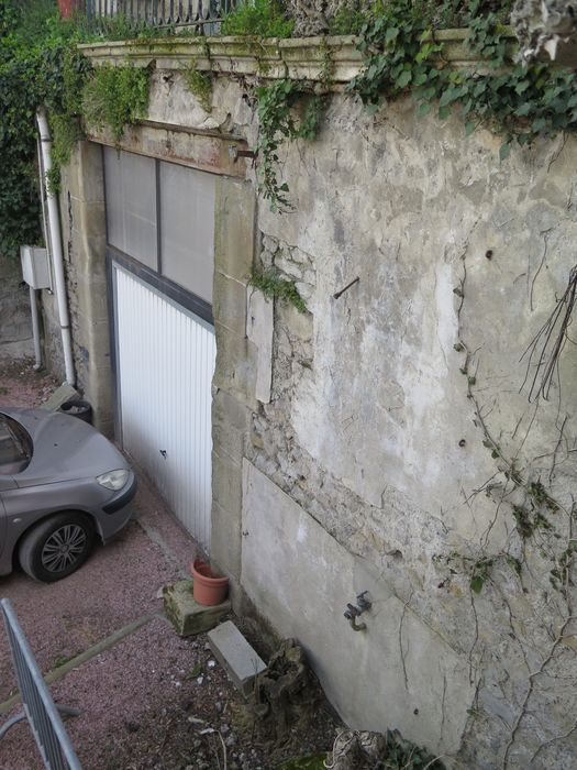 Garages se trouvant sous la terrasse.