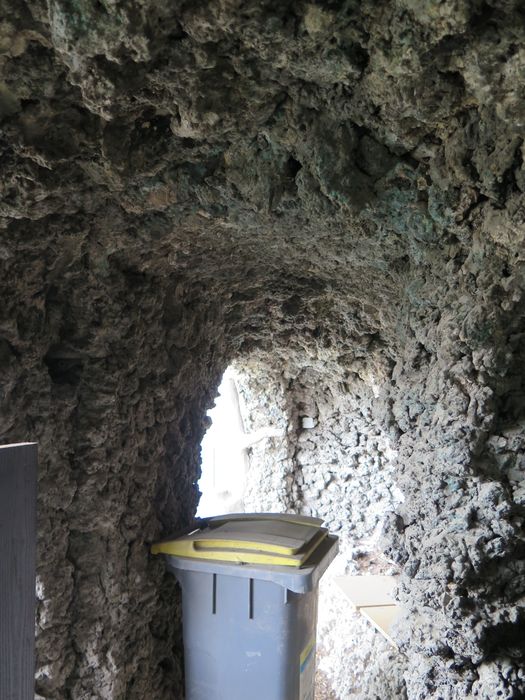 Grotte en rocaille. RDC.