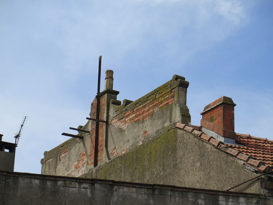 Fronton de l’immeuble qui portait autrefois des 2 côtés une enseigne : L’Or-kina Sabatier.