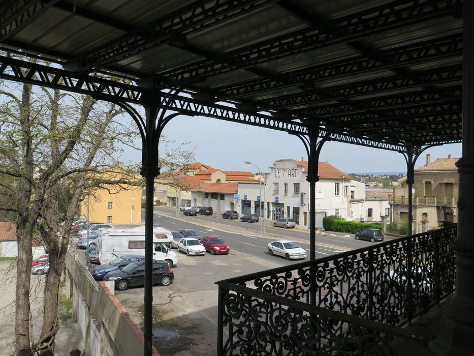 Depuis la terrasse, vue du parking extérieur, construit à l'emplacement des jardins de la distillerie.