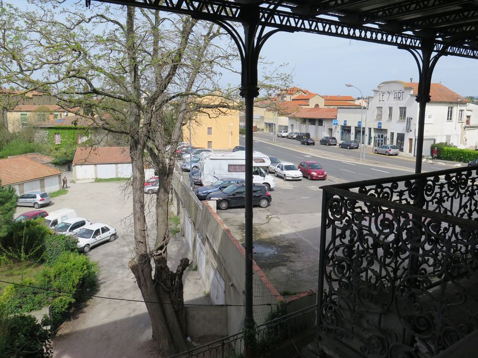 Depuis la terrasse, vue du parking extérieur, construit à l'emplacement des jardins de la distillerie.