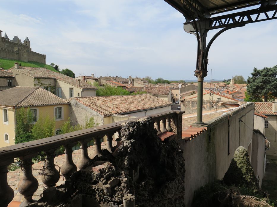 Depuis la terrasse, vue sur le faubourg de la Trivalle et la Cité.