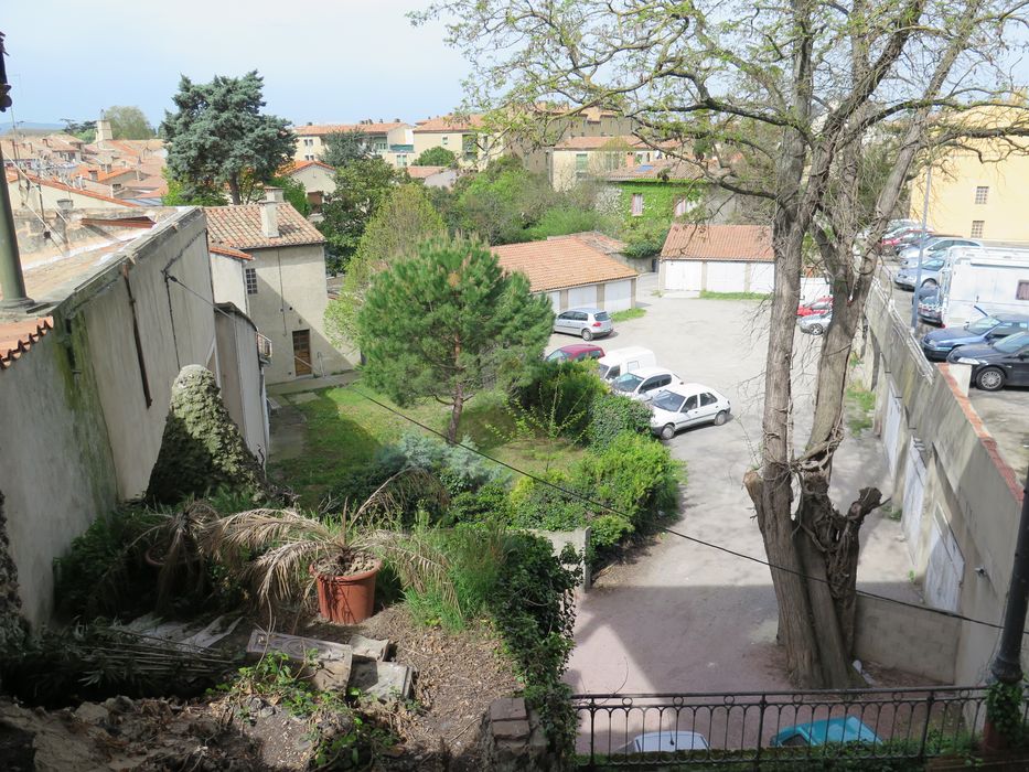 Depuis la terrasse, vue des jardins de la distillerie.