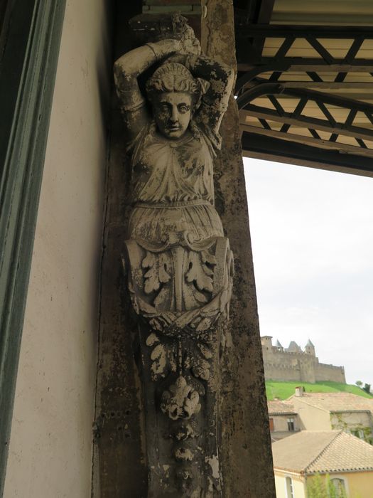 Cariatide engainée en plâtre, identique à celles du café de la Loge à Salses-le-Château (Pyrénées-Orientales).