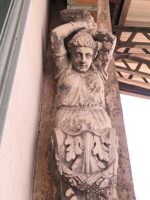 Cariatide engainée en plâtre, identique à celles du café de la Loge à Salses-le-Château (Pyrénées-Orientales). 