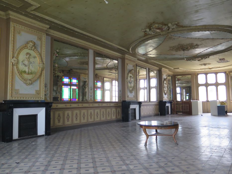 Salle des fêtes du 1er étage. Vue de la salle vers le sud (Cité).