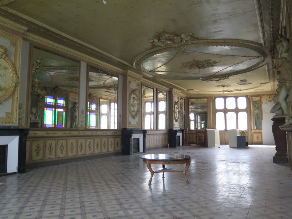 Salle des fêtes du 1er étage. Vue de la salle vers le sud (Cité).