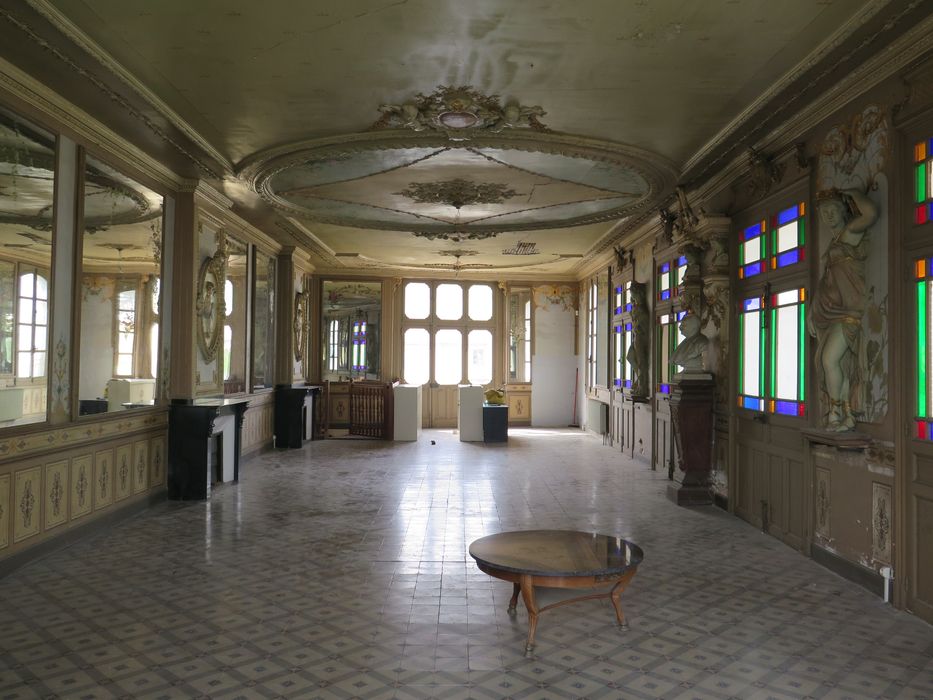 Salle des fêtes du 1er étage. Vue de la salle vers le sud (Cité).