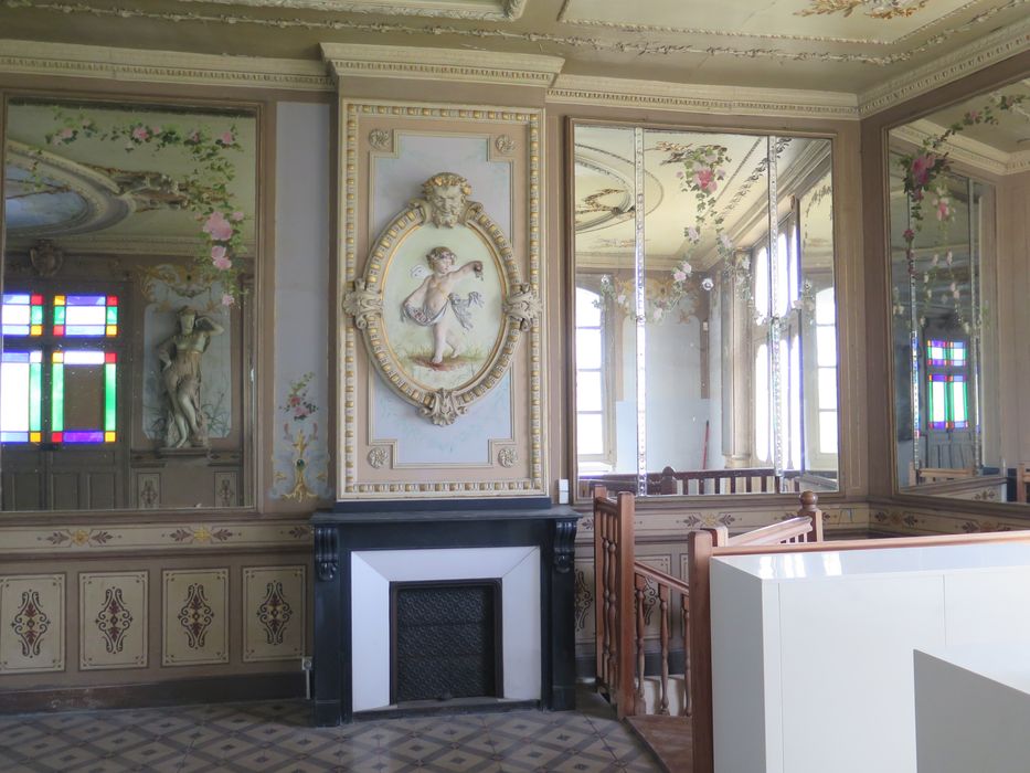 Salle des fêtes du 1er étage. Mur est. Extrémité sud de la pièce, où a été installé un escalier. L'accès se faisant à l'origine par l'extérieur.