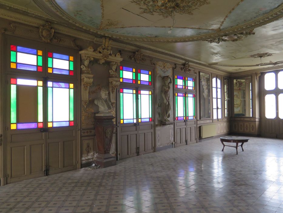 Salle des fêtes du 1er étage. Mur ouest, côté balcon.