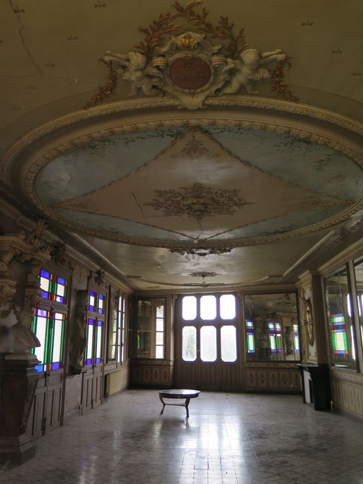 Salle des fêtes du 1er étage. Vue de la salle vers le nord (avenue).