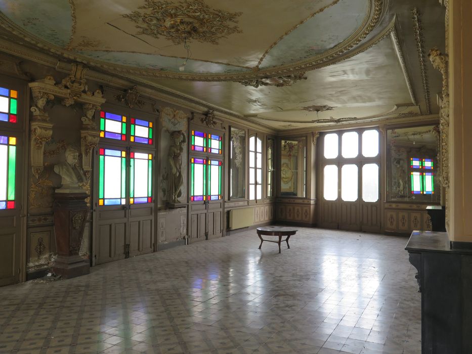 Salle des fêtes du 1er étage. Mur ouest, côté balcon.