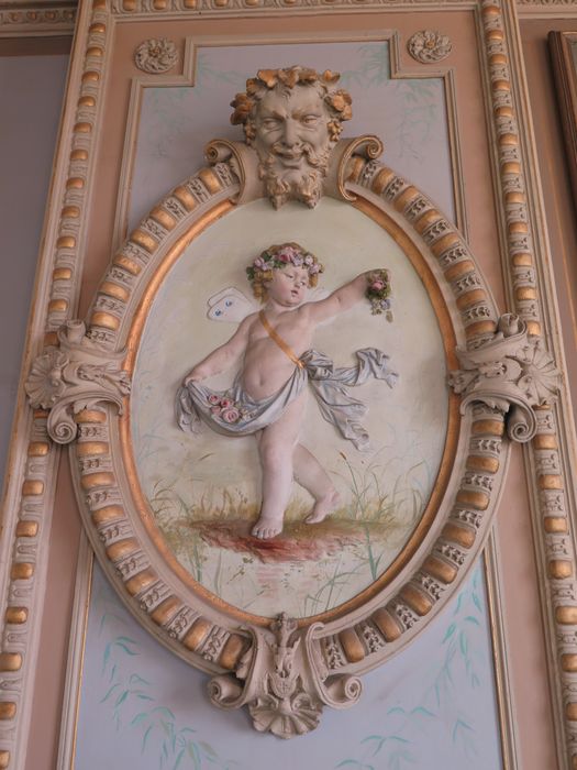 Salle des fêtes du 1er étage. Décor. Médaillon orné d'un putto surmonté d'une tête de Bacchus.