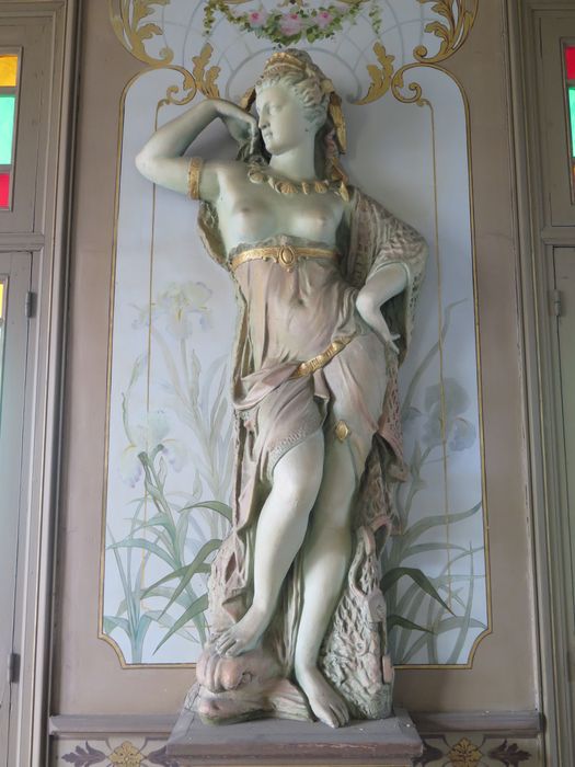 Salle des fêtes du 1er étage. Mur ouest. Figure féminine représentant la pêche (Paul Vié ornemaniste).