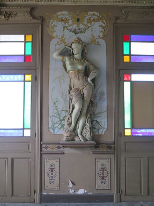 Salle des fêtes du 1er étage. Mur ouest. Figure féminine représentant la pêche (Paul Vié ornemaniste).