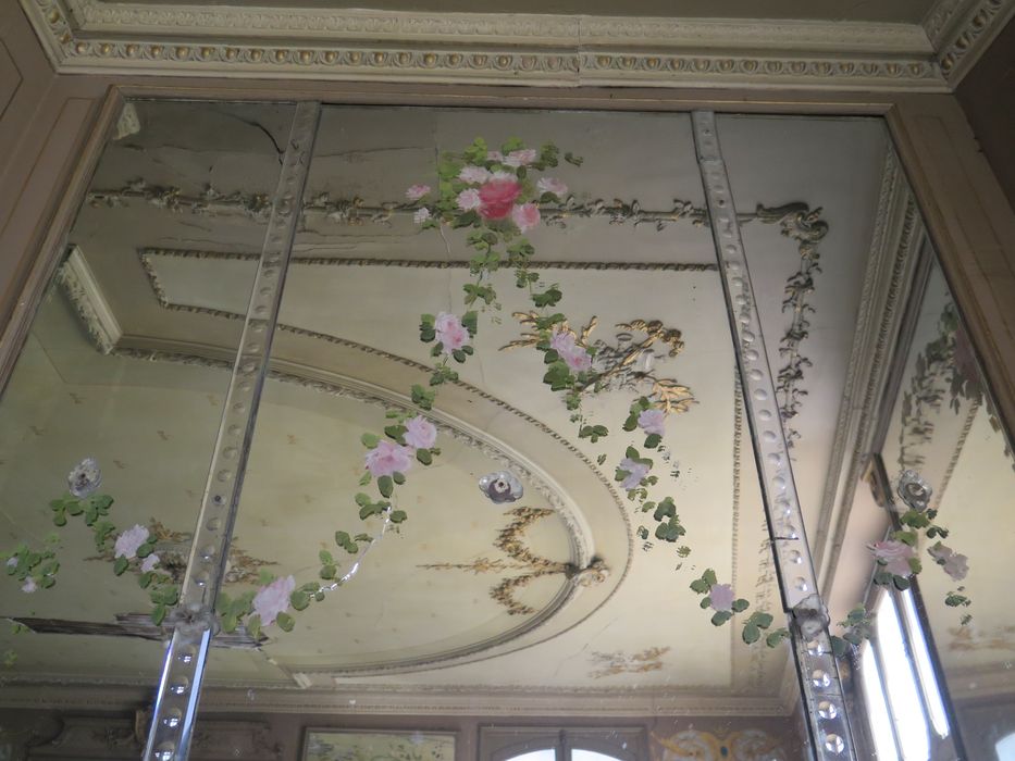 Salle des fêtes du 1er étage. Mur ouest. Miroir peint de guirlandes de fleurs.