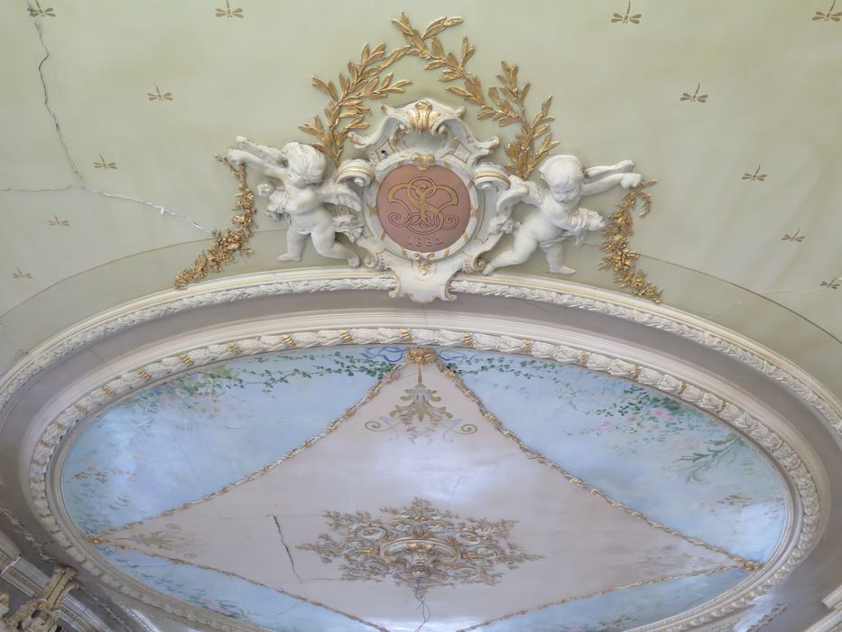 Salle des fêtes du 1er étage. Décor du plafond.