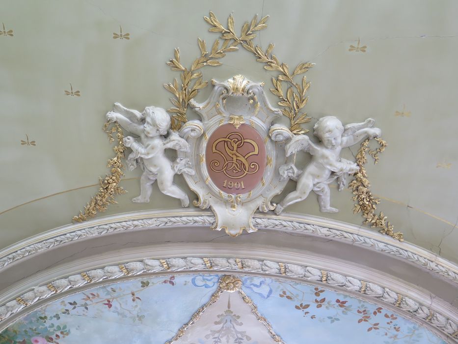 Salle des fêtes du 1er étage. Décor du plafond. Médaillon portant les initiales de Michel Sabatier et la date de 1901 (date du décor de la salle des fêtes).