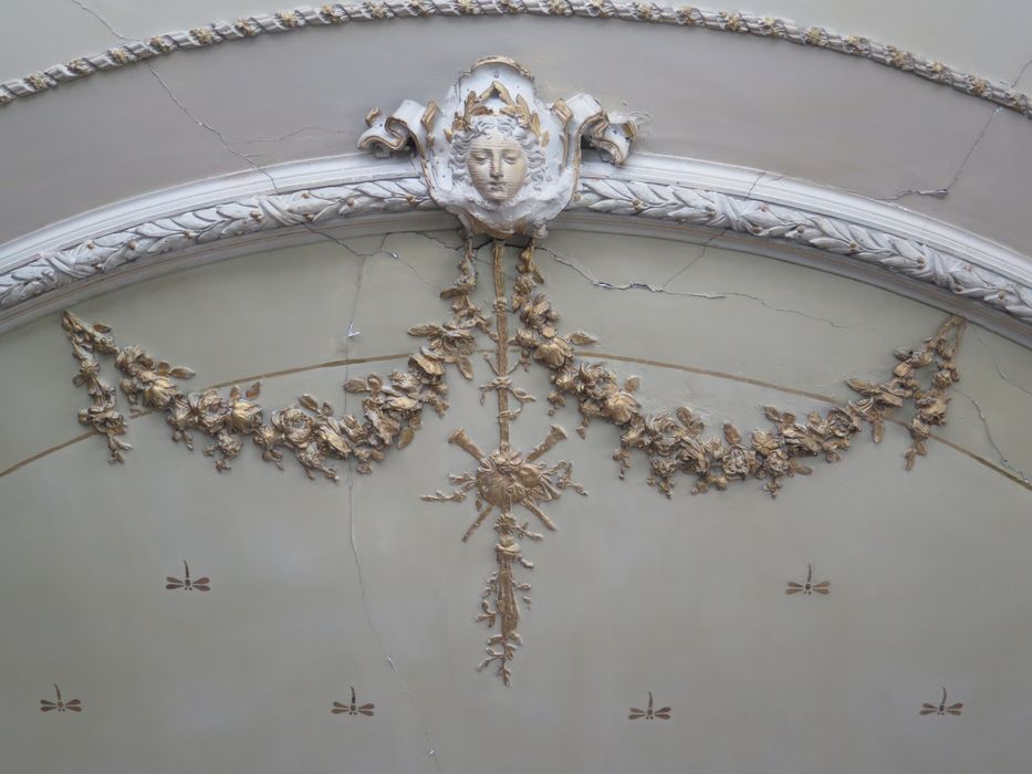 Salle des fêtes du 1er étage. Décor du plafond. 