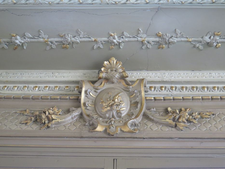 Salle des fêtes du 1er étage. Décor du plafond. Cartouche.