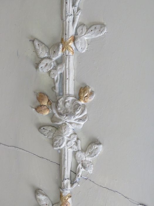 Salle des fêtes du 1er étage. Décor du plafond. Baguettes ornées de guirlandes de fleurs. Détail.