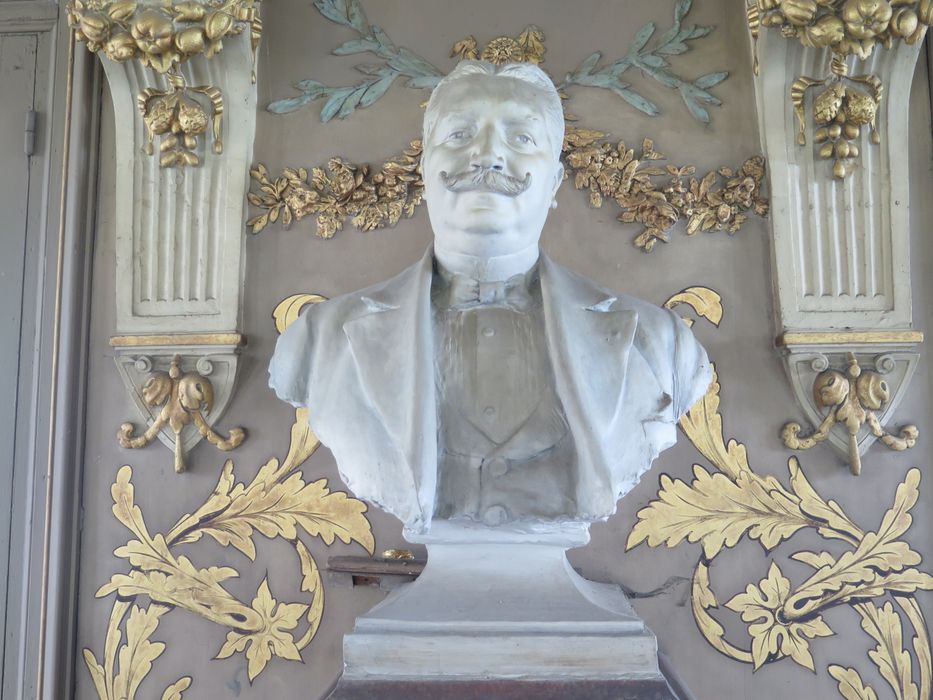 Salle des fêtes du 1er étage. Mur ouest. Panneau central. Buste de Michel Sabatier par le sculpteur Louis Oury.