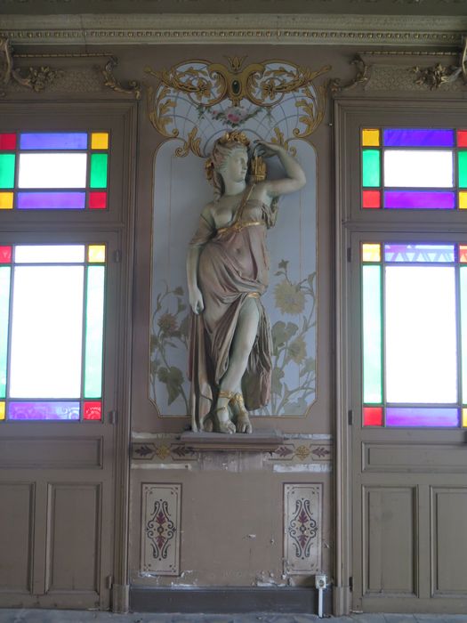 Salle des fêtes du 1er étage. Mur ouest. Figure féminine représentant la chasse (Paul Vié ornemaniste).