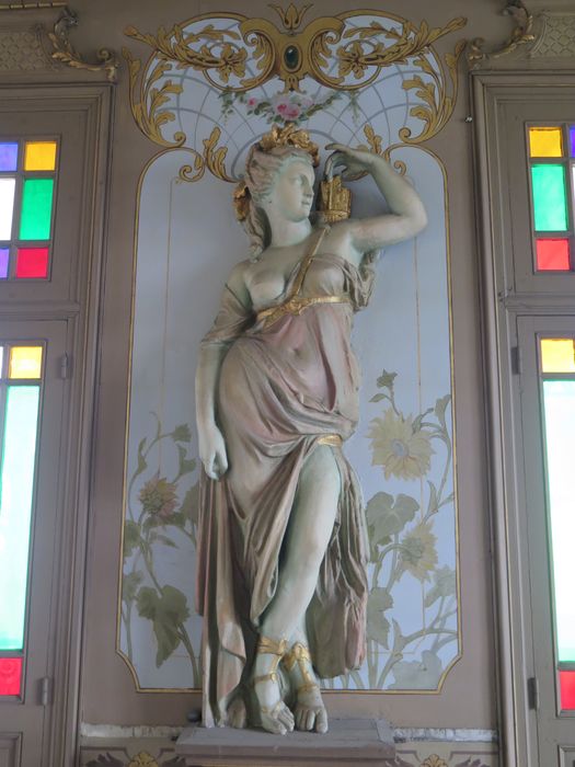 Salle des fêtes du 1er étage. Mur ouest. Figure féminine représentant la chasse (Paul Vié ornemaniste).