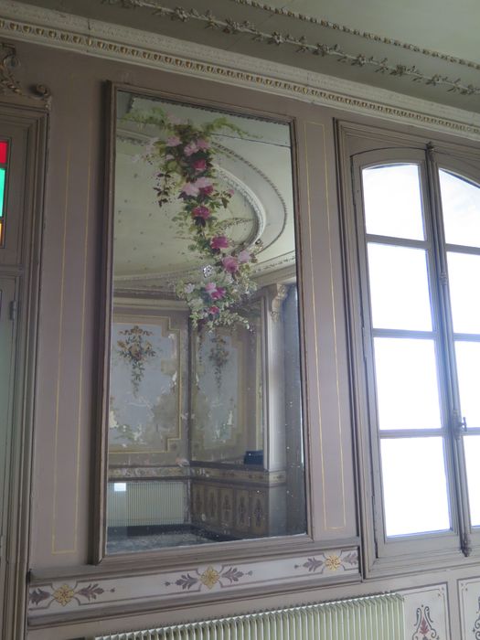 Salle des fêtes du 1er étage. Mur est. Miroir peint de chutes de fleurs.