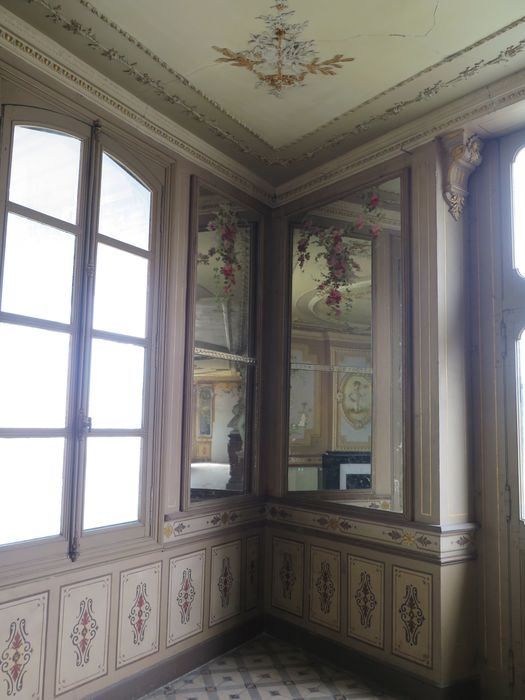 Salle des fêtes du 1er étage. Angle de la pièce avec effet de miroirs.