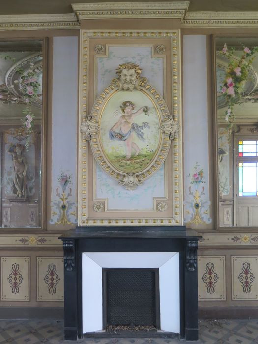 Salle des fêtes du 1er étage. Mur est. Panneau avec cheminée et trumeau sculpté entre panneau peint et miroir.