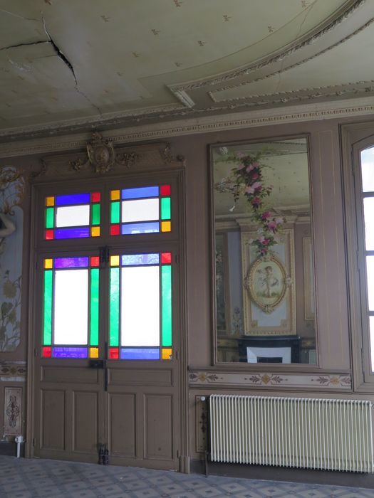 Salle des fêtes du 1er étage. Mur ouest. Porte donnant sur le balcon.