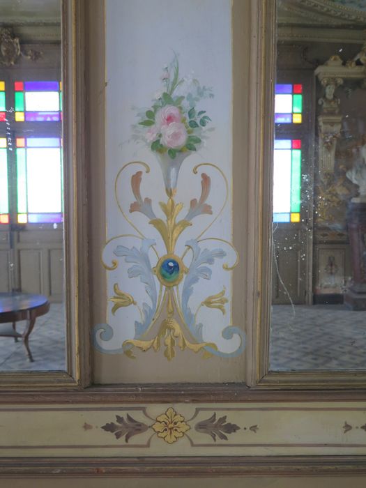 Salle des fêtes du 1er étage. Mur est. Décor peint floral entre les miroirs.